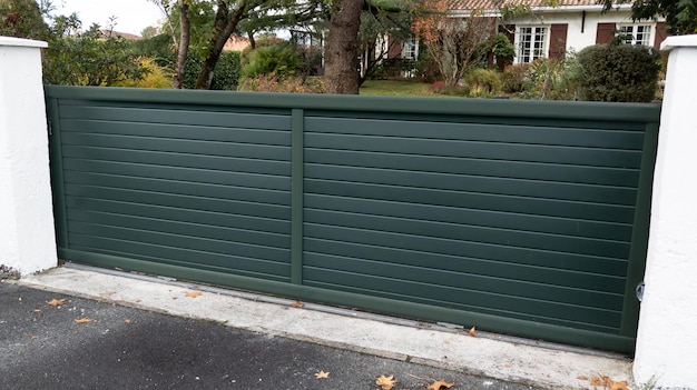 Groene ingang gesloten huisdeur metalen huispoort ingang