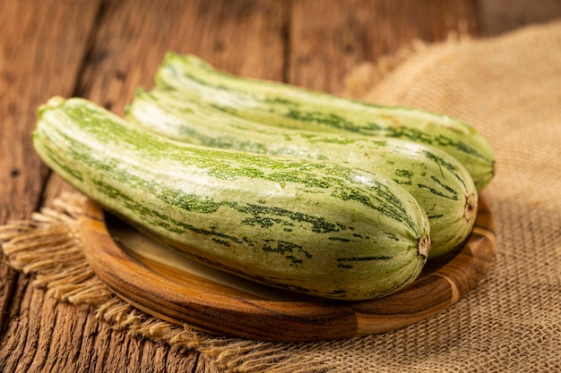 Groene Italiaanse courgette op tafel