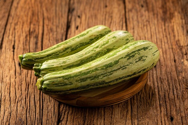 Groene Italiaanse courgette op tafel