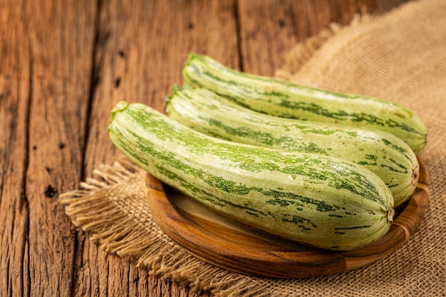 Groene Italiaanse courgette op tafel