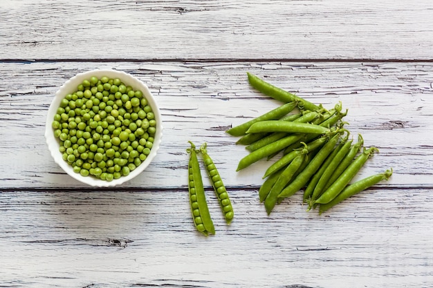 Groene jonge erwten op een tafel