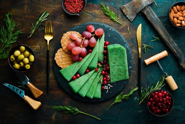 Groene kaas met basilicum en kruiden Rustieke stijl Gratis kopieerruimte