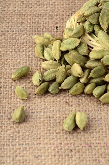 Groene kardemom peulen op zak doek