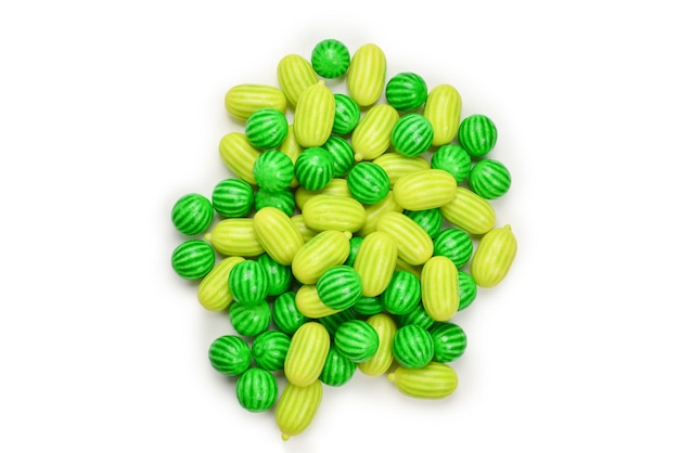 Groene kauwgom geïsoleerd op een witte achtergrond.