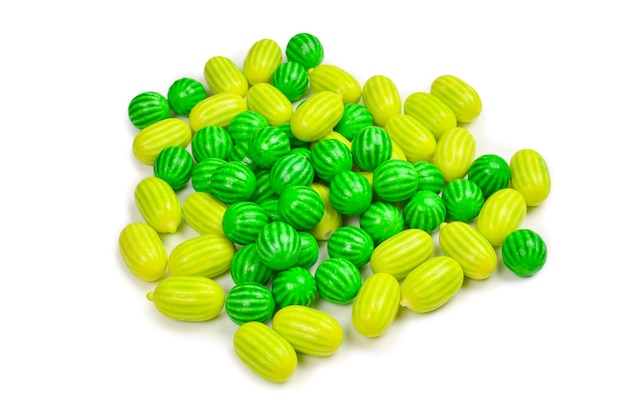 Groene kauwgom geïsoleerd op een witte achtergrond.
