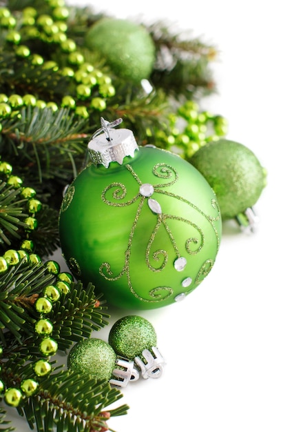 Groene kerst ornamenten grens op wit