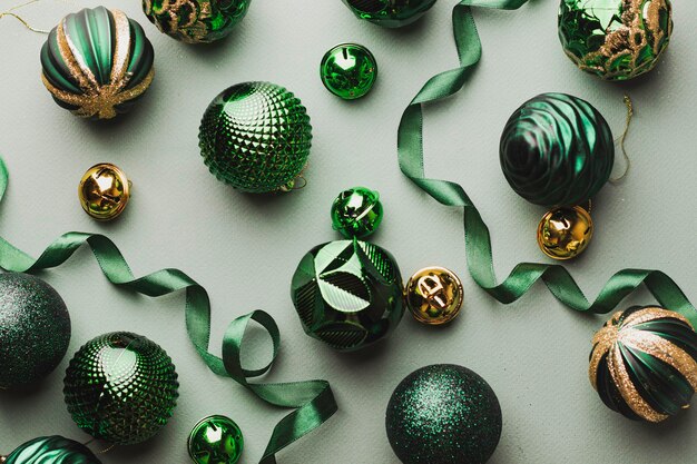 Groene kerstballen met gouden glitter en kant.