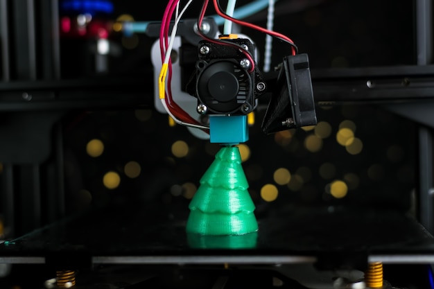 Groene kerstboom afgedrukt op 3d-printer. technologie.