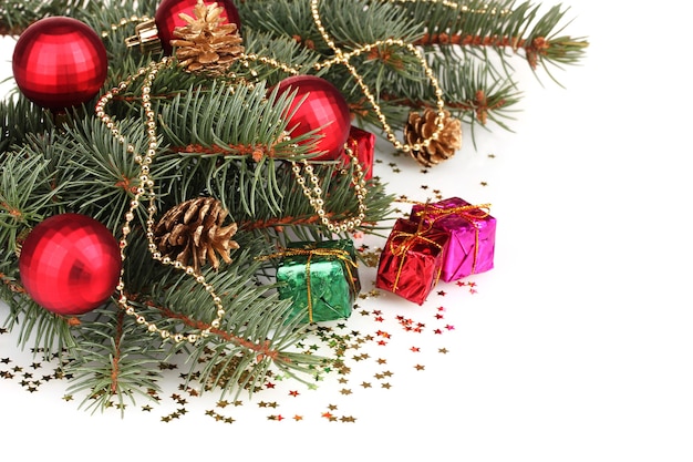 Groene kerstboom met cadeau, speelgoed en kegels geïsoleerd op wit