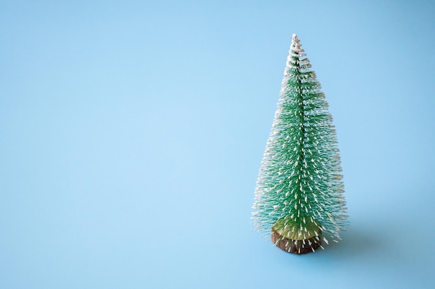 Groene kerstboom op blauwe pastel achtergrond nieuwjaar vakantie viering concept