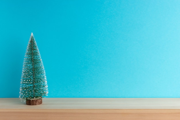 Groene kerstboom op houten tafel