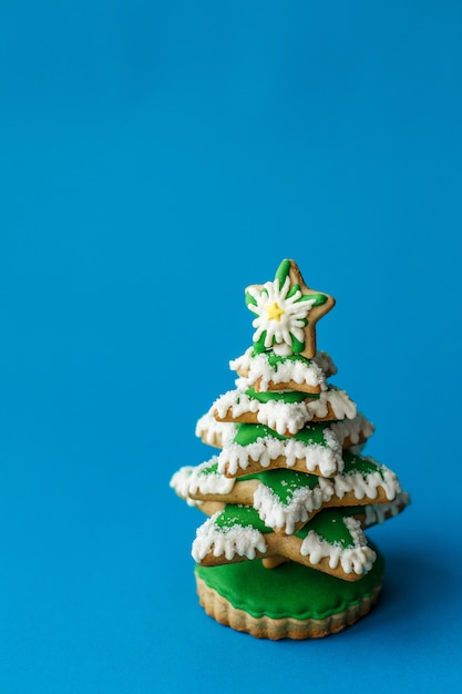 groene kerstboom peperkoek cookie op blauwe scène