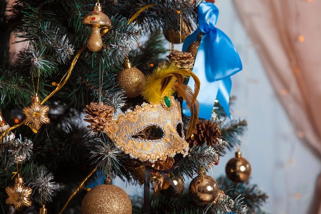 Groene kerstboom versierd met speelgoed en ballen.