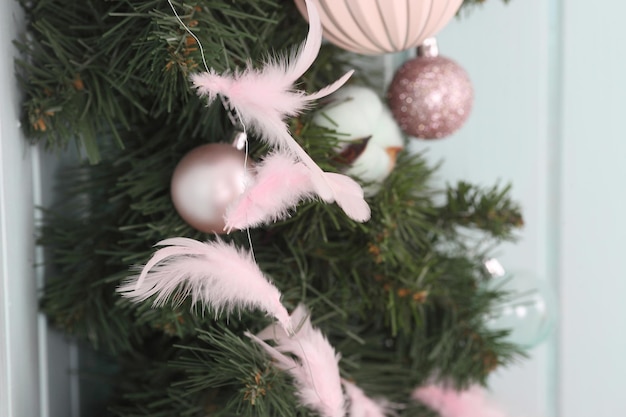 Groene kerstkrans met decoraties