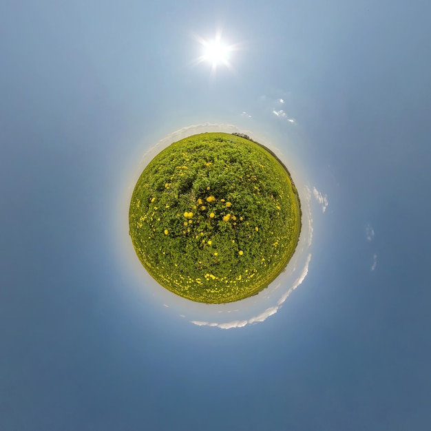 Groene kleine planeet in blauwe lucht met prachtige wolken Transformatie van bolvormig panorama 360 graden Bolvormige abstracte luchtfoto Kromming van de ruimte