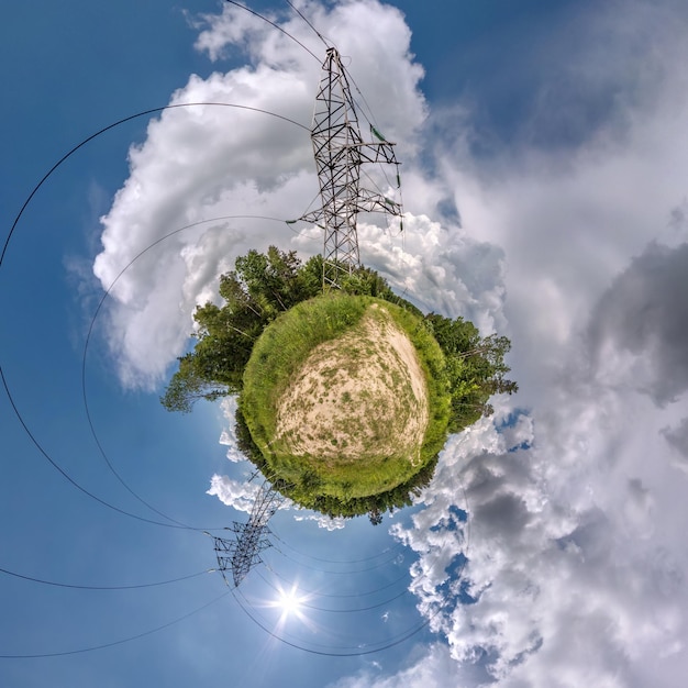 Groene kleine planeet transformatie van bolvormig panorama 360 graden bolvormige abstracte luchtfoto in veld met hoogspanning elektrische pyloon torens en ontzagwekkende mooie wolken Kromming van de ruimte