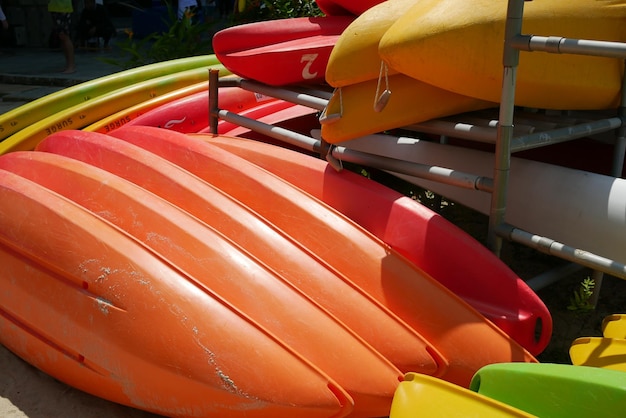 Groene kleur surfplank op het strand