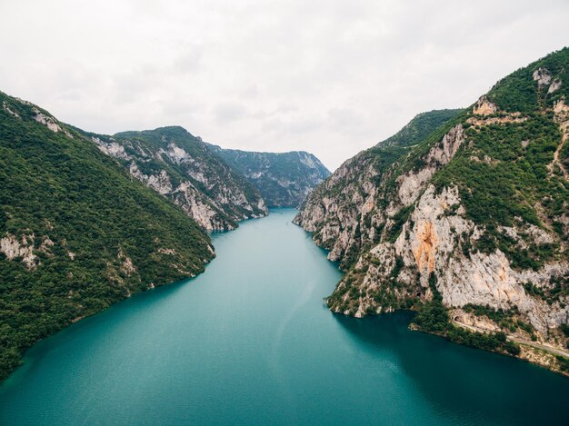 Groene kloof langs het pivameer in montenegro drone