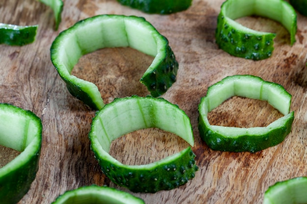 Groene komkommer in plakjes gesneden op een plank