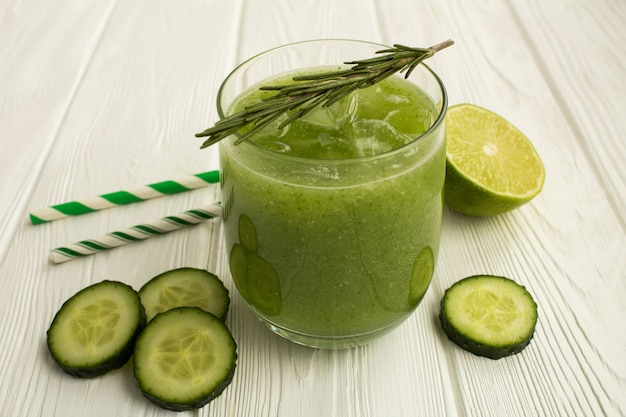 Groene komkommer limonade op de houten tafel