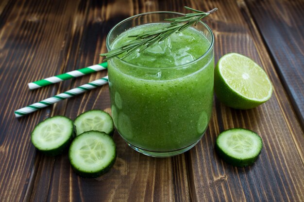 Groene komkommerlimonade op de bruine houten achtergrond