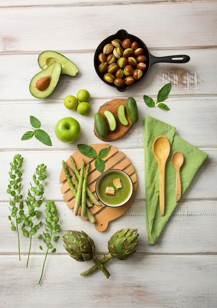 Groene kookbenodigdheden keukengerei voedsel groenten