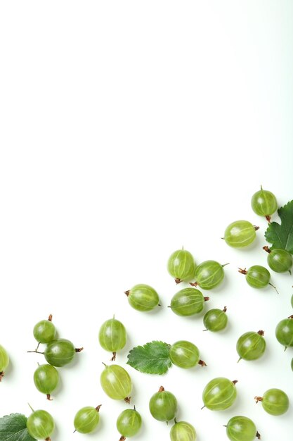 Foto groene kruisbes op witte achtergrond, ruimte voor tekst