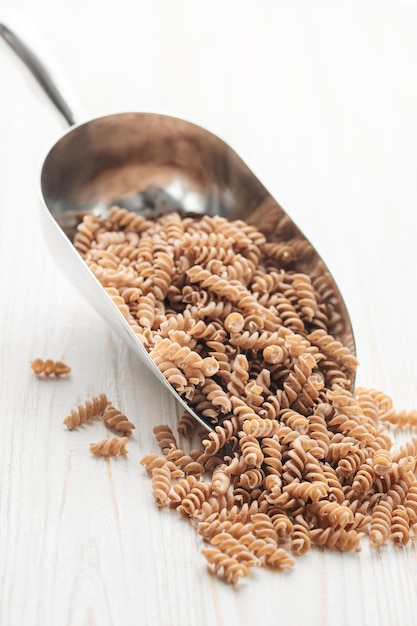 Groene linzen fusilli pasta op een houten ondergrond