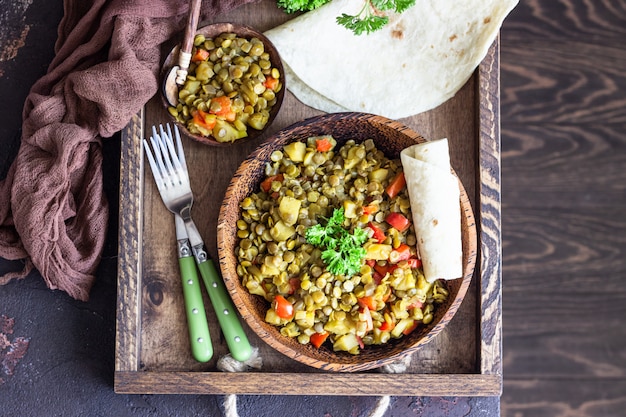 Groene linzenstoofpot (curry) met appel, paprika en ui.