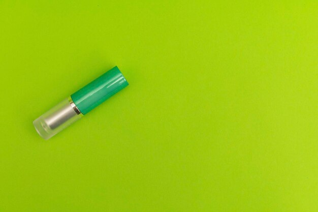 Groene lippenstift op groene zwart-wit achtergrond