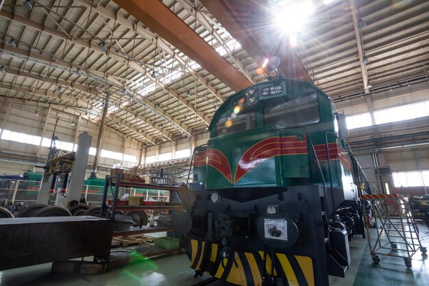 Foto groene locomotief vooraanzicht