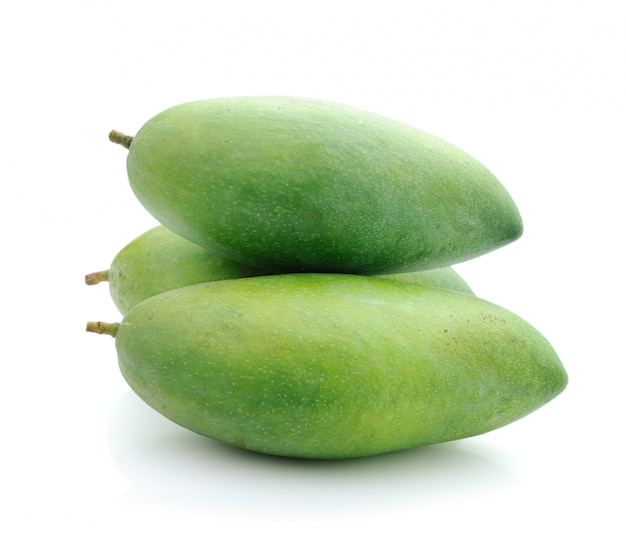 Groene mango die op een witte achtergrond wordt geïsoleerd