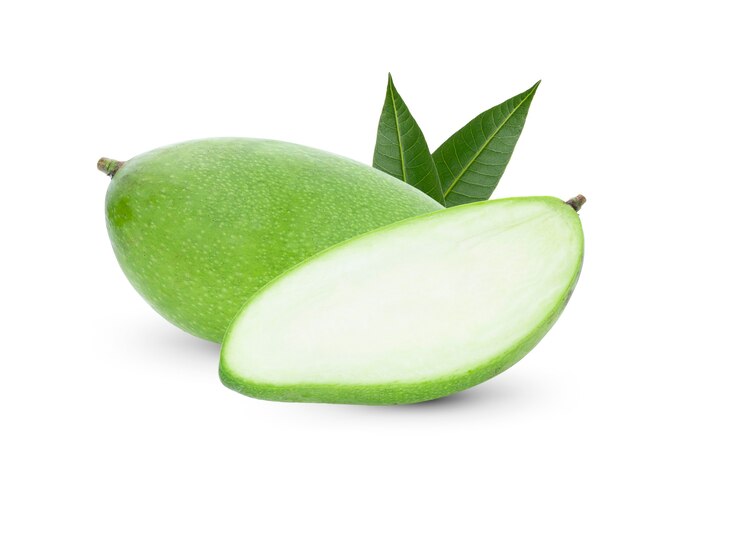 Groene mango geïsoleerd op wit