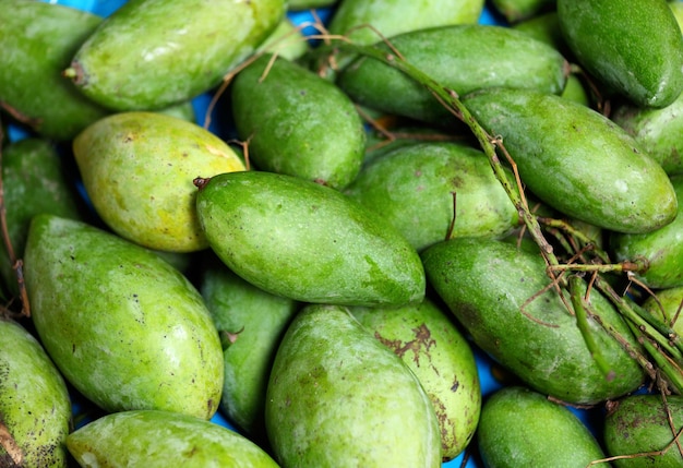 Groene mango in straatmarkt