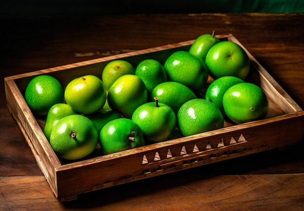 groene mango's op een houten dienblad