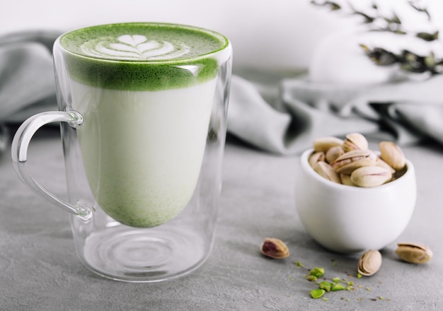 Groene matcha latte met pistachenoten