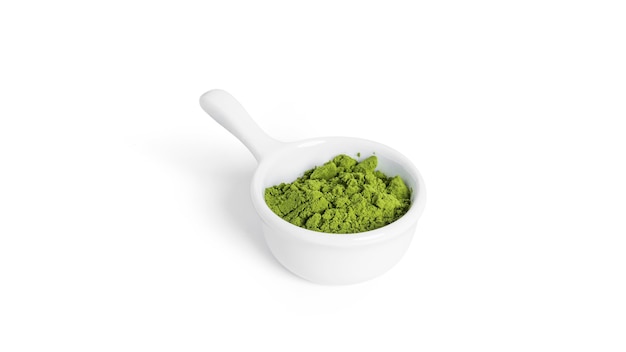 Groene matcha poedervormige thee geïsoleerd.