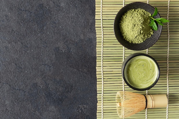 Groene matcha thee drinken en thee accessoires Japans theeceremonie concept