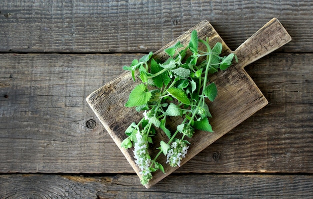 Groene munt houten achtergrond