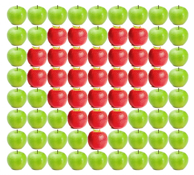Groene, natte appels met rode appels ertussen