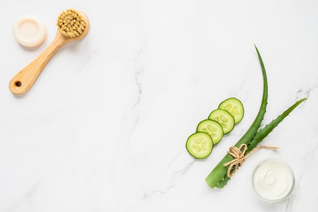 groene natuurlijke ingrediënten voor het maken van een cosmetisch masker en penseel met zeep