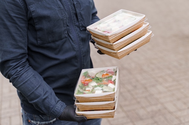 Groene natuurlijke salades in eco biologische dozen. Biologisch afbreekbaar wegwerpservies.