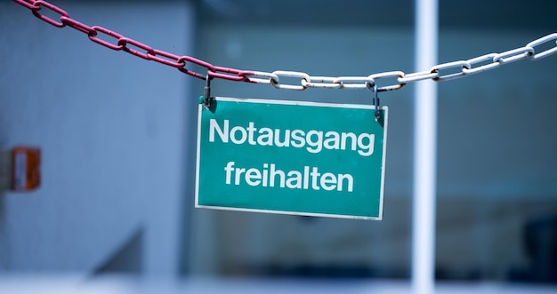 Foto groene nooduitgangplaat notausgang freihalten duits