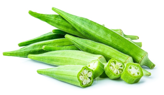 Groene Okra geïsoleerd op witte achtergrond