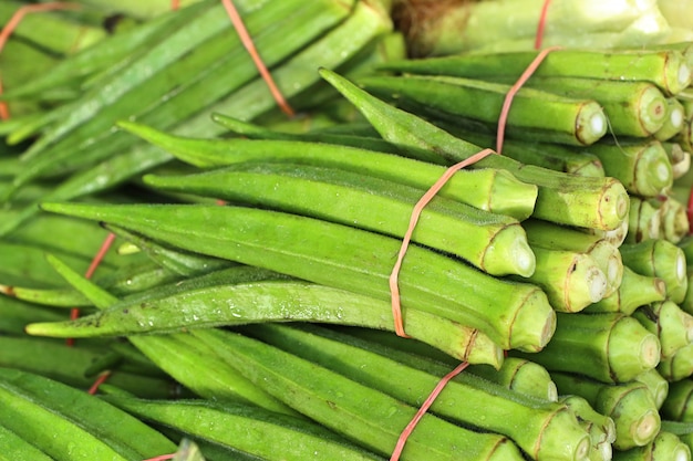 Groene okra in markt