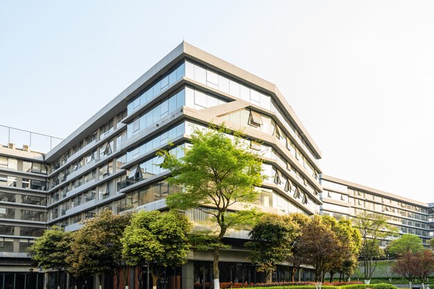 Groene omgeving van kantoorgebouwen in wetenschap en technologie park, chongqing, china