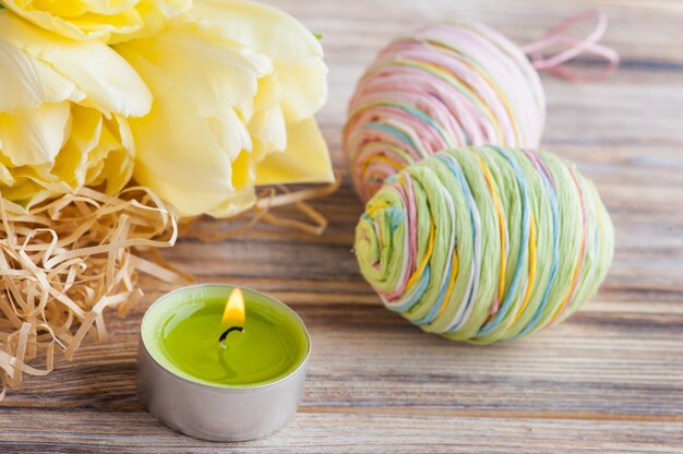 Groene paaseieren, gele tulpen