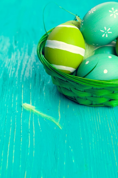 Groene paaseieren op houten tafel