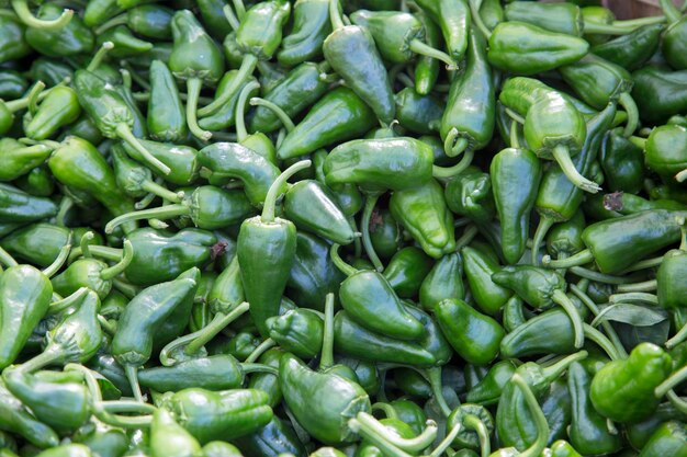 Groene Padron-peper op marktkraam