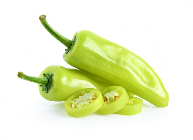 Groene paprika die op een witte ruimte wordt geïsoleerd